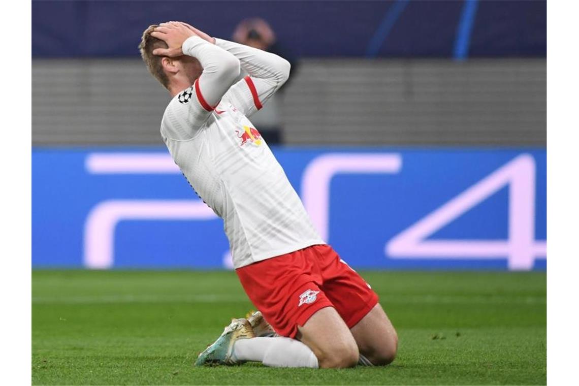 Leipzig vermutlich ohne Nationalstürmer Werner in Freiburg Leipzigs Timo Werner kniet auf dem Boden und fasst sich an den Kopf. Foto: Hendrik Schmidt/dpa-Zentralbild/dpa/Archivbild