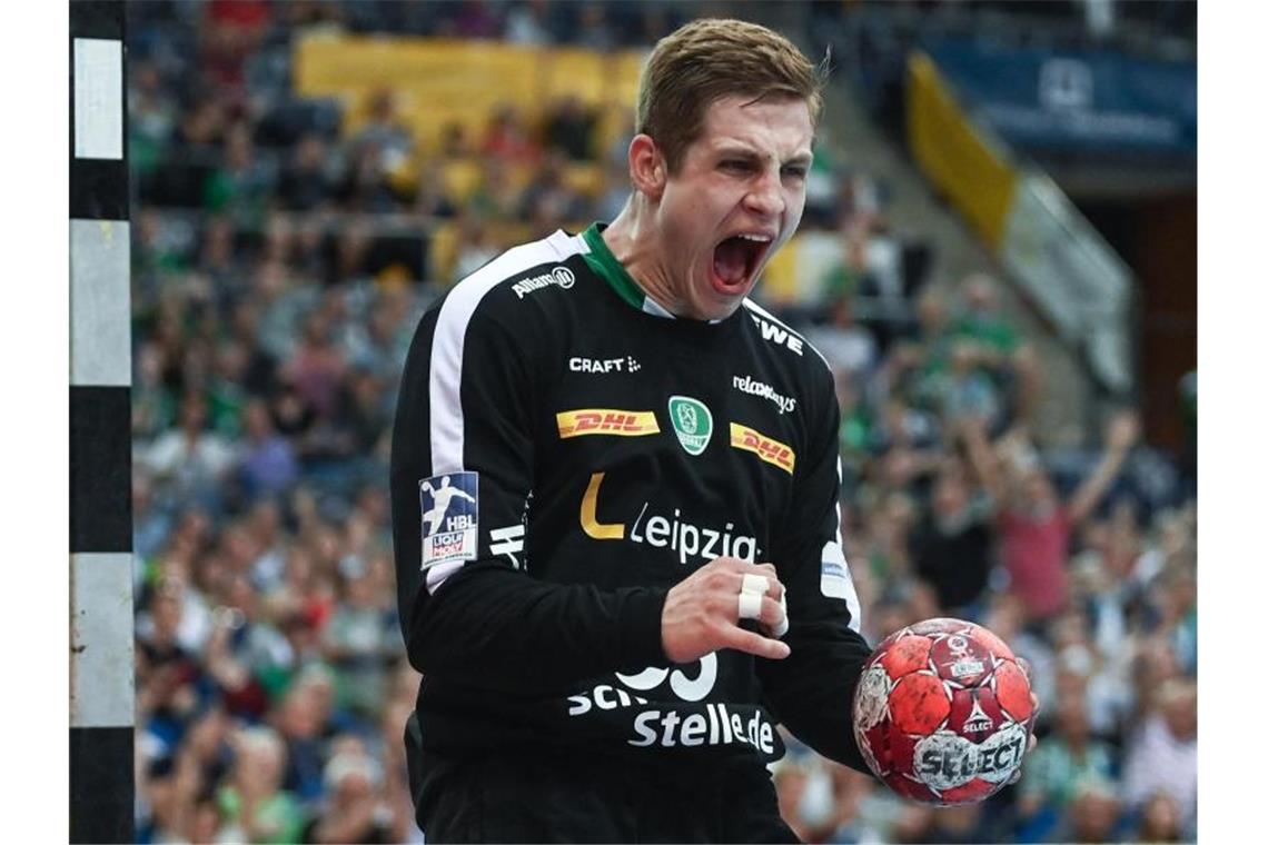 Rhein-Neckar Löwen holen Handball-Nationalkeeper Birlehm Leipzigs Torhüter Joel Birlehm jubelt nach einem gehalteten Ball. Foto: Hendrik Schmidt/dpa-Zentralbild/dpa