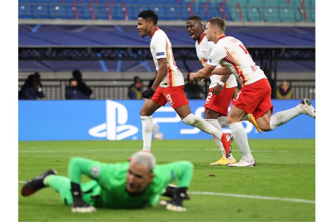 Big Point für RB Leipzig: Forsberg sichert Sieg gegen Paris Leipzigs Torschütze Christopher Nkunku (3.v.r.) feiert sein Tor zum Ausgleich mit Nordi Mukiele (2.v.r.) und Willi Orban. Foto: Jan Woitas/dpa-Zentralbild/dpa