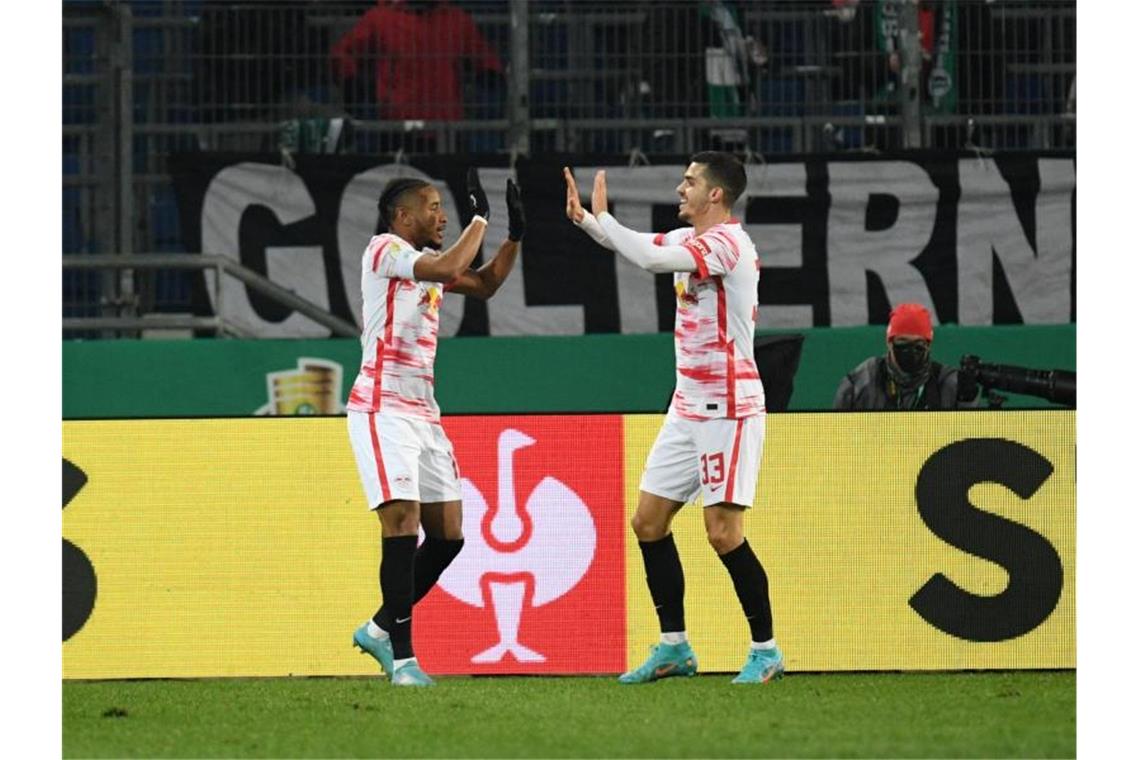 Starker Auftritt in Hannover: Favorit Leipzig im Halbfinale Leipzigs Torschütze Christopher Nkunku (l) jubelt nach seinem zweiten Tor mit André Silva. Foto: Daniel Reinhardt/dpa