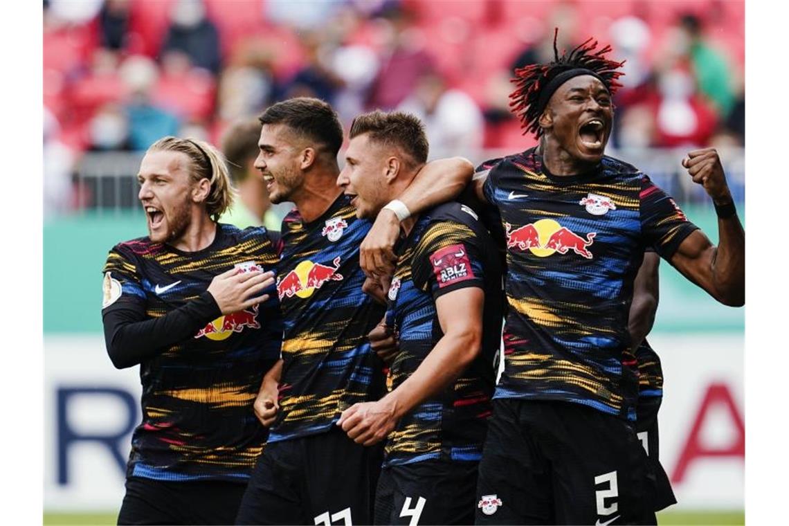 Leipzigs Torschütze Willi Orban (3.v.l.) jubelt mit den Mannschaftskollegen über das Tor zur 1:0-Führung. Foto: Uwe Anspach/dpa
