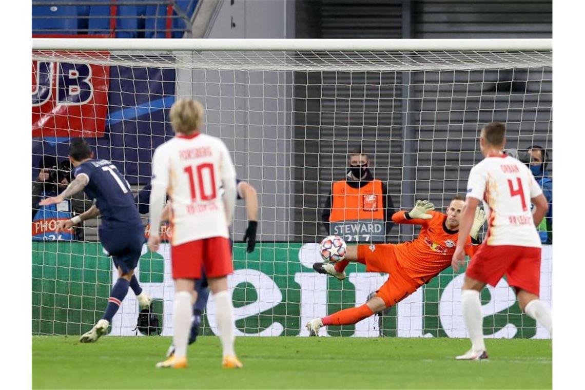Big Point für RB Leipzig: Forsberg sichert Sieg gegen Paris Leipzigs Torwart Peter Gulacsi (2.v.r.) wehrt einen Elfmeter von Angel Di Maria (l) ab. Foto: Jan Woitas/dpa-Zentralbild/dpa