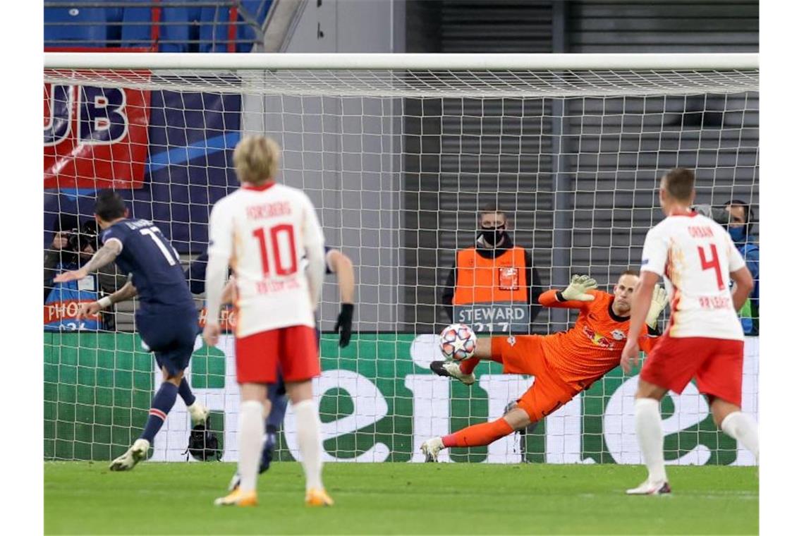 Leipzigs Torwart Peter Gulacsi (2.v.r.) wehrt einen Elfmeter von Angel Di Maria (l) ab. Foto: Jan Woitas/dpa-Zentralbild/dpa