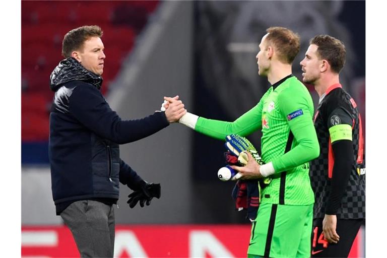 Leipzigs Torwart Peter Gulacsi (M) und Leipzigs Trainer Julian Nagelsmann geben sich nach dem Spielende die Hand. Foto: Marton Monus/dpa