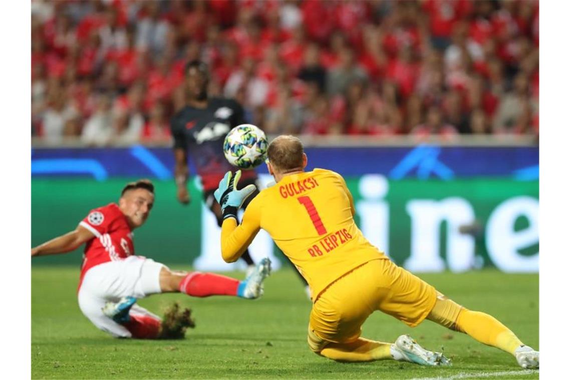 Leipzig startet mit Sieg in die Königsklasse Leipzigs Torwart Peter Gulacsi (r) pariert einen Schuss von Raul de Tomas aus Lissabon. Foto: Jan Woitas