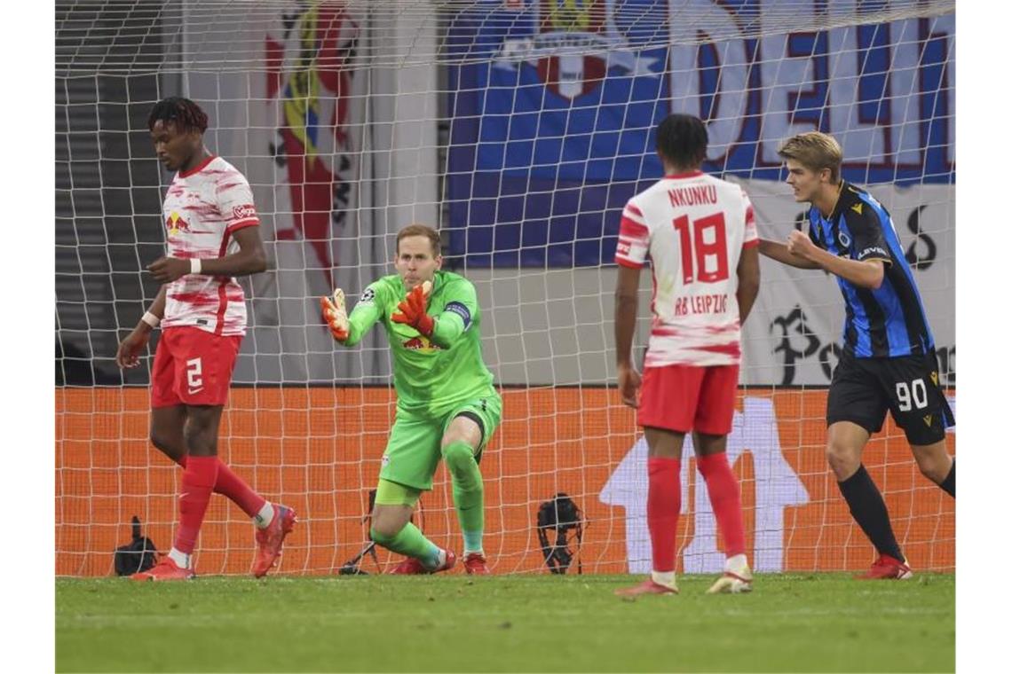 Leipzigs Torwart Peter Gulacsi reklamiert Abwehrfehler nach dem 2:1 für Brügge einen Abwehrfehler. Foto: Jan Woitas/dpa-Zentralbild/dpa