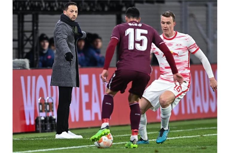 Leipzigs Trainer Domenico Tedesco kam mit seinem Team nicht über ein 2:2 gegen San Sebastian hinaus. Foto: Sebastian Kahnert/dpa-Zentralbild/dpa