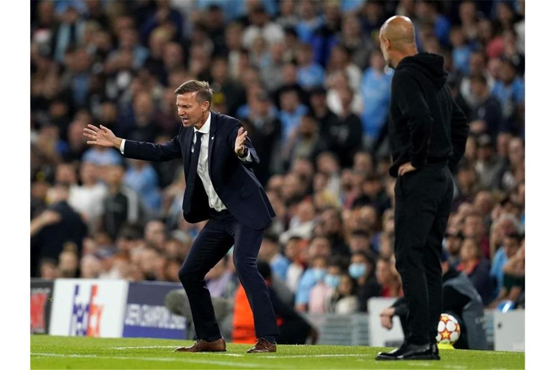 Leipzigs Trainer Jesse Marsch (l) haderte zwischendurch mit dem Spiel seines Teams. Pep Guardiola blieb cool. Foto: Martin Rickett/PA Wire/dpa