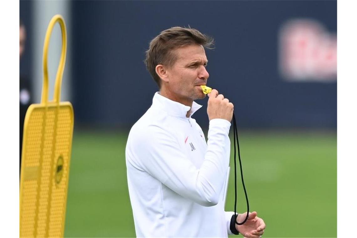 Leipzigs Trainer Jesse Marsch leitet das Training vor dem Spiel gegen den FC Brügge. Foto: Hendrik Schmidt/dpa-Zentralbild/dpa