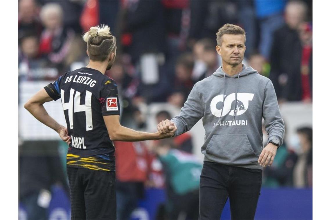 Schwacher Saisonstart: RB Leipzig enttäuscht über Remis Leipzigs Trainer Jesse Marsch (r) bedankt sich nach dem Spiel mit Handschlag bei Kevin Kampl. Foto: Tom Weller/dpa