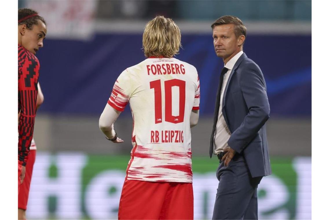 Leipzigs Trainer Jesse Marsch (r) war negativ überrascht vom Einbruch seiner Mannschaft. Foto: Jan Woitas/dpa-Zentralbild/dpa