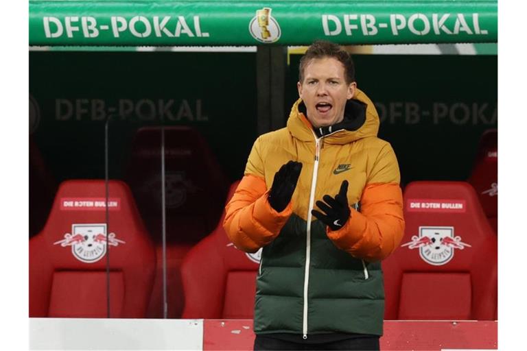 Leipzigs Trainer Julian Nagelsmann gestikuliert an der Seitenlinie. Foto: Jan Woitas/dpa