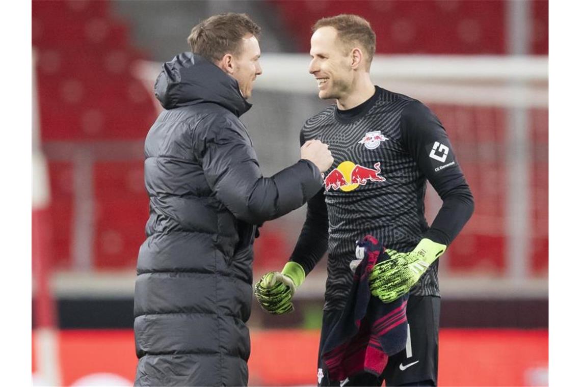 Leipzigs Trainer Julian Nagelsmann (l) bedankte sich bei Torwart Peter Gulacsi. Foto: Tom Weller/dpa