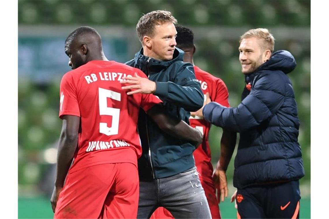 Leipzigs Trainer Julian Nagelsmann (M) freut sich nach dem Spiel mit seinem Team über den Finaleinzug. Foto: Carmen Jaspersen/dpa