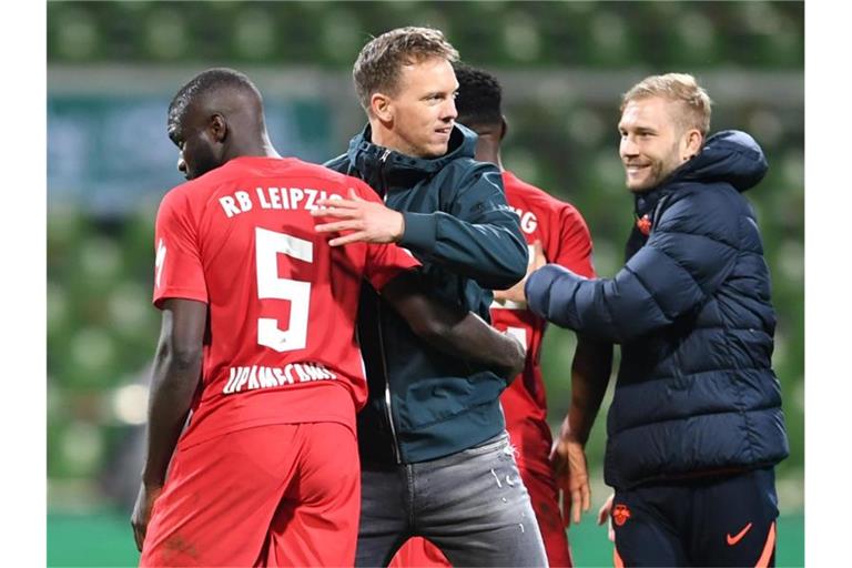 Leipzigs Trainer Julian Nagelsmann (M) freut sich nach dem Spiel mit seinem Team über den Finaleinzug. Foto: Carmen Jaspersen/dpa