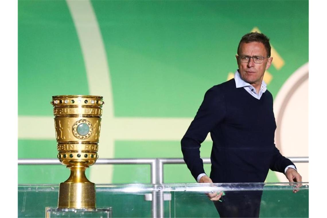 Leipzigs Trainer Ralf Rangnick wirft einen Blick auf den DFB-Pokal. Foto: Christian Charisius