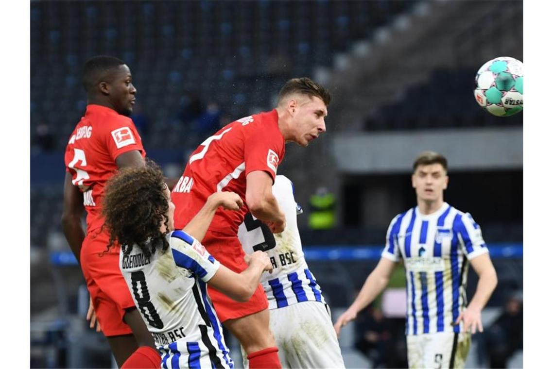 Leipzigs Willi Orban (M) erzielt das 3:0. Foto: Annegret Hilse/Pool via REUTERS/dpa