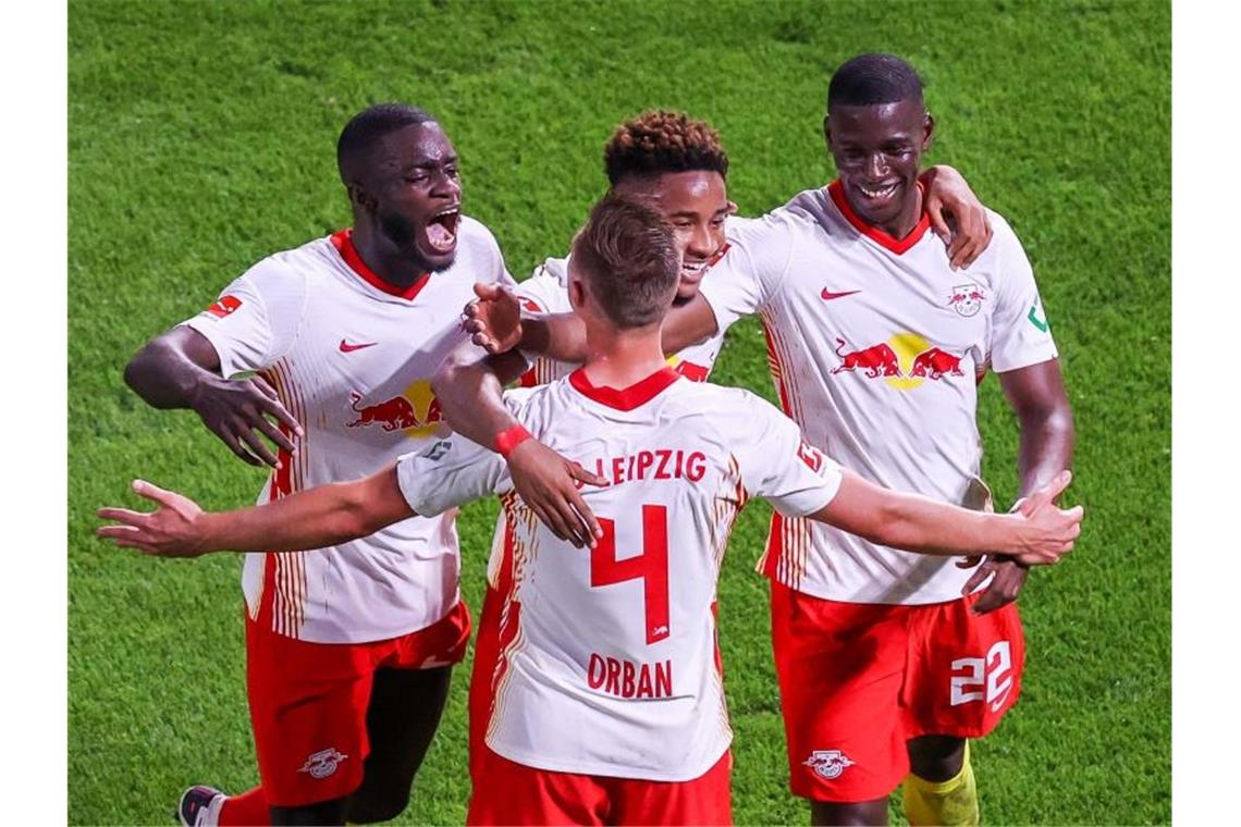 Leipzigs Willi Orban (M) und Dayot Upamecano (l-r), Christopher Nkunku und Nordi Mukiele jubeln nach Orbans Kopfball-Treffer zum 3:0. Foto: Jan Woitas/dpa-Zentralbild/dpa