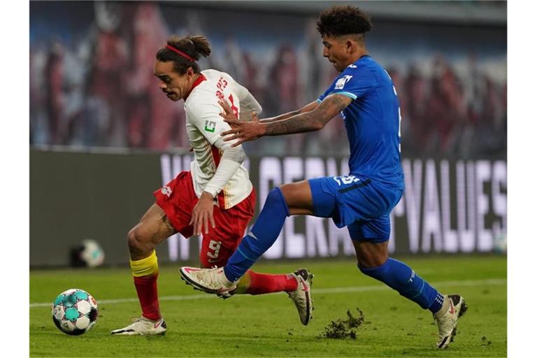 Leipzigs Yussuf Poulsen kann sich gegen Hoffenheims Chris Richards (r) im Ballbesitz behaupten. Foto: Michael Sohn/AP-Pool/dpa