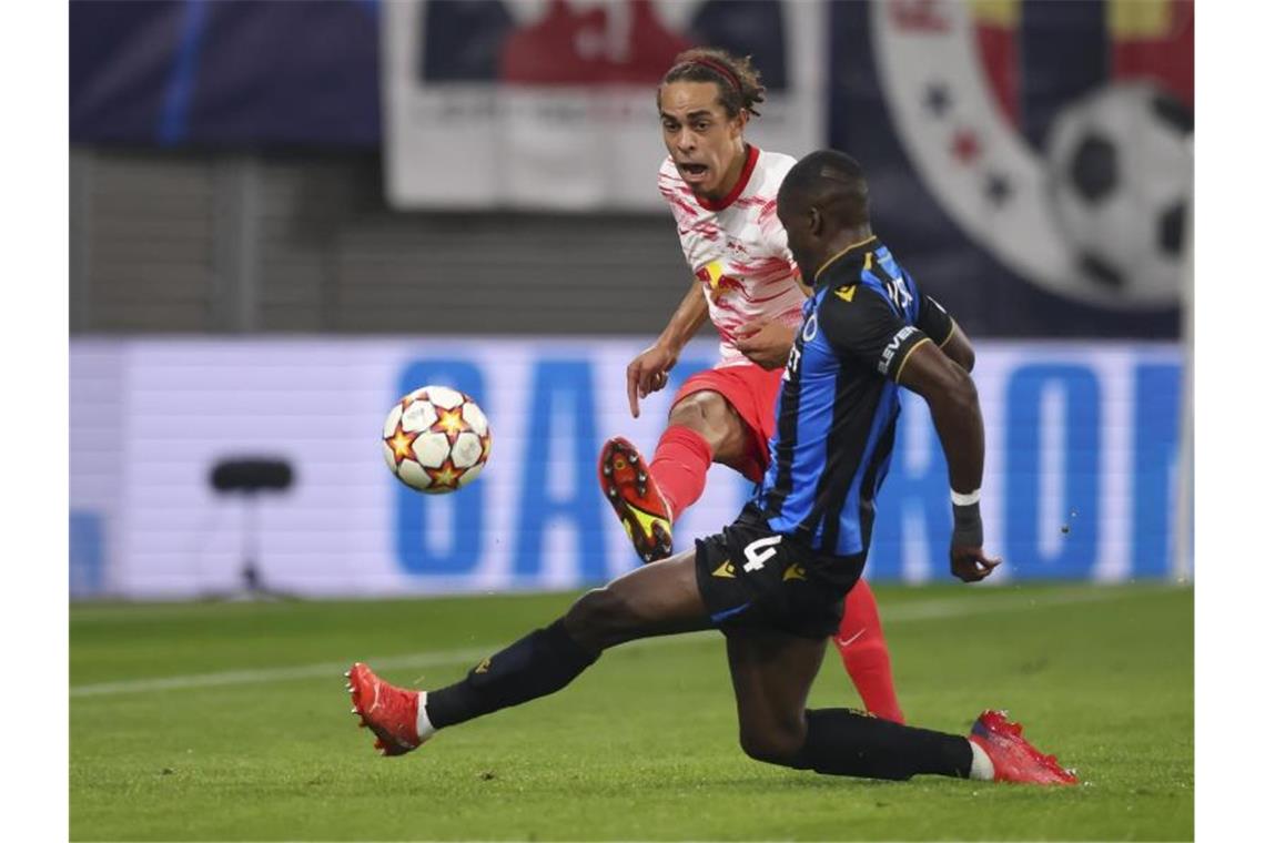 Bitter für Vizemeister Leipzig: Heimniederlage gegen Brügge Leipzigs Yussuf Poulsen (l) und Brügges Stanley Nsoki im Duell um den Ballbesitz. Foto: Jan Woitas/dpa-Zentralbild/dpa
