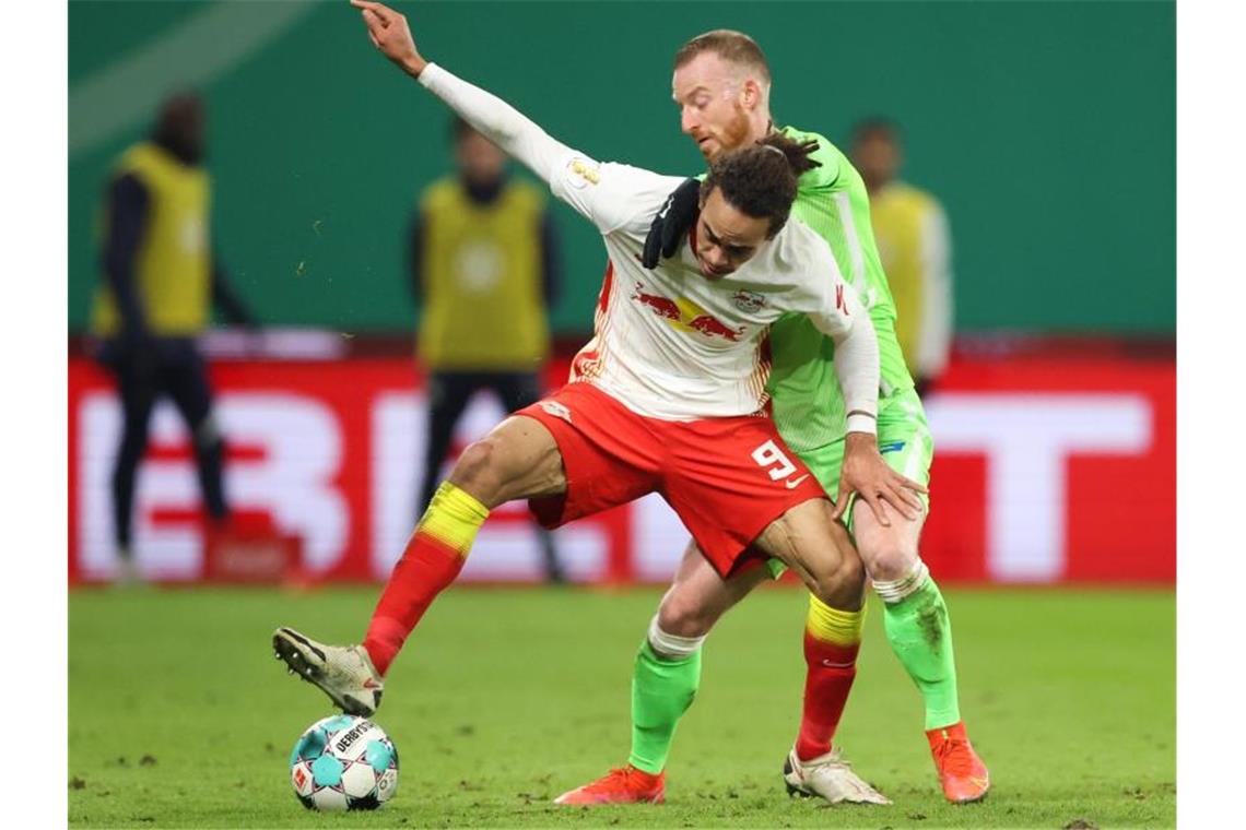 Leipzigs Yussuf Poulsen und Wolfsburgs Maximilian Arnold (l) kämpfen um den Ball. Foto: Jan Woitas/dpa-Zentralbild/dpa