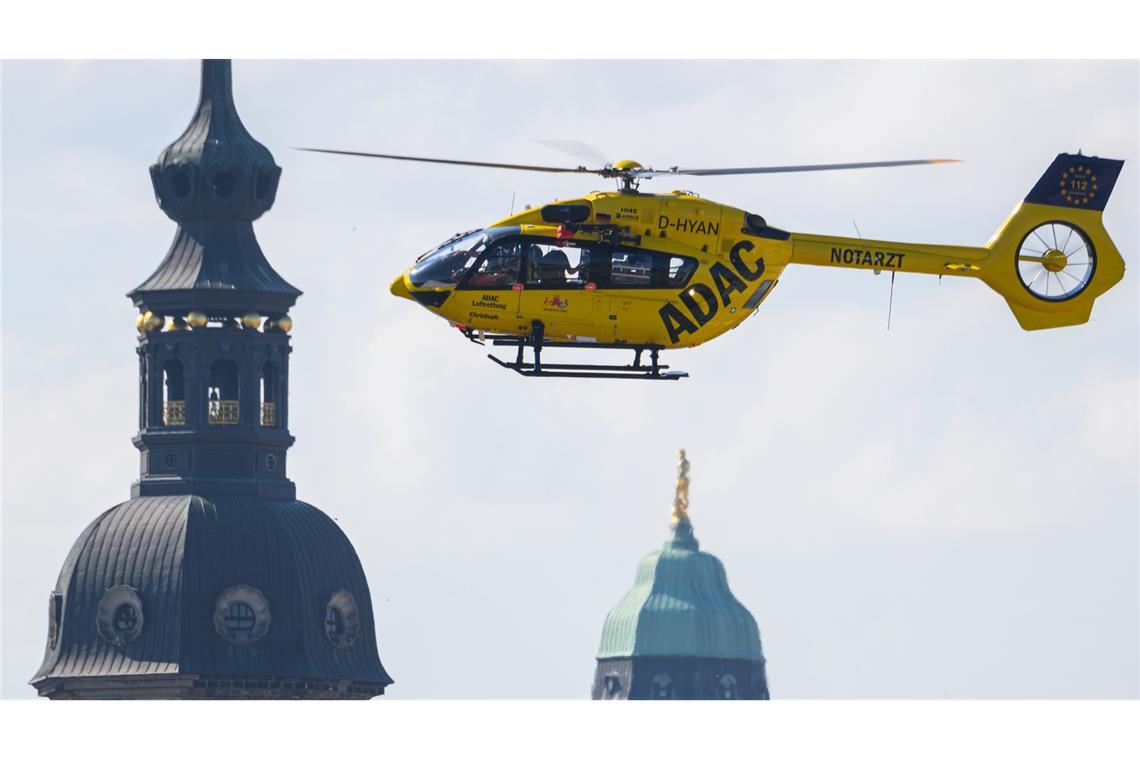 Leistet im Ernstfall schnelle Hilfe aus der Luft: Ein Rettungshubschrauber der ADAC Luftrettung fliegt am Himmel vor der Dresdner Altstadt. (Archivbild)