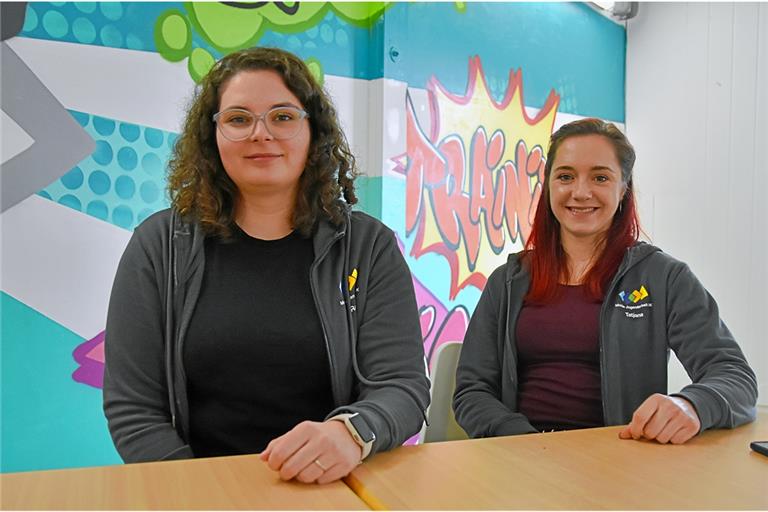 Leiten die Mobile Jugendarbeit: Tatjana Riekert (rechts) und Ronja Weller. Foto: Tobias Sellmaier