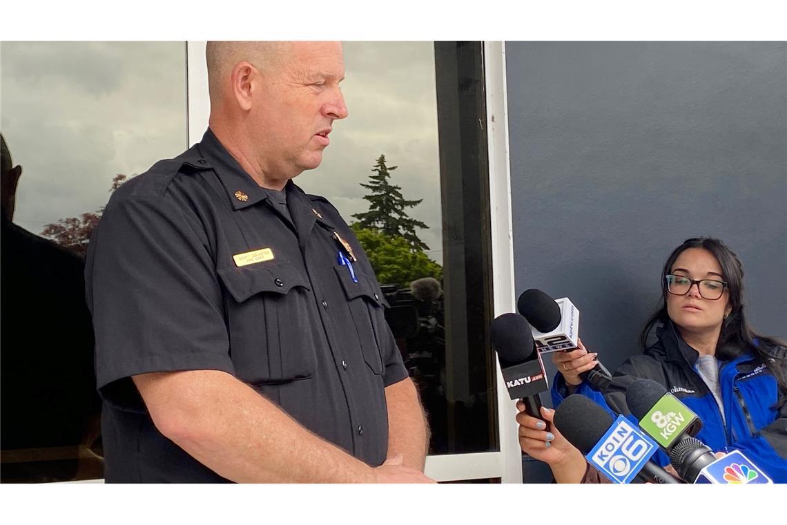 Leiter der Feuerwehr in Longview, Scott Goldstein, hält eine Pressekonferenz zur chemischen Explosion in einer Verpackungsfirma.
