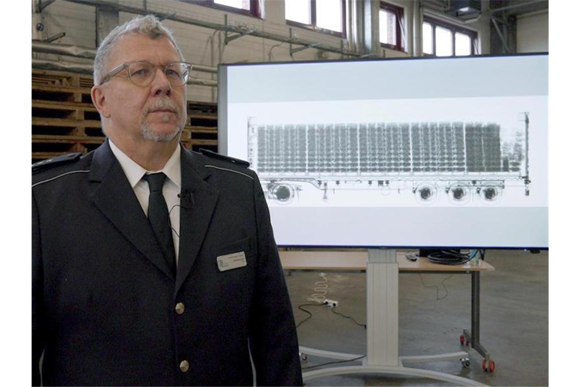 Hamburger Zoll findet Kokain im Wert von 350 Millionen Euro Leiter des Zollfahndungsamts Rene Matschke vor einem Bildschirm mit der Röntgenaufnahme eines Seecontainers. Foto: Marcus Brandt/dpa