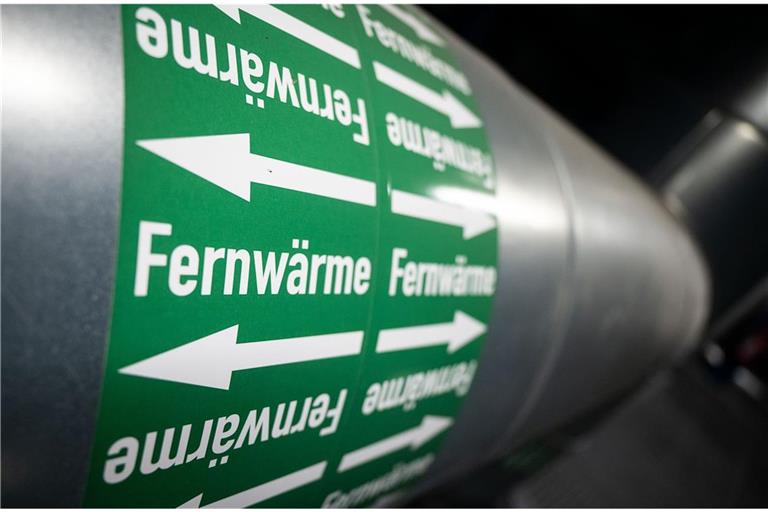 Leitungen sind in der Fernwärmeverteilerstation eines Heizkraftwerks zu sehen. Die Mehrheit der deutschen Kommunen steht bei der Planung, wie in der Zukunft klimafreundlich geheizt werden soll, noch am Anfang.