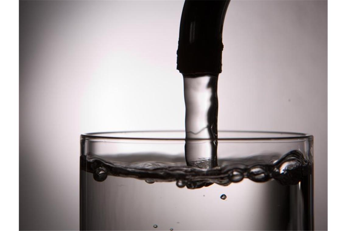 Bakterien in Offenburger Trinkwasser: Abkochen empfohlen Leitungswasser läuft in ein Glas. Foto: Lukas Schulze/dpa