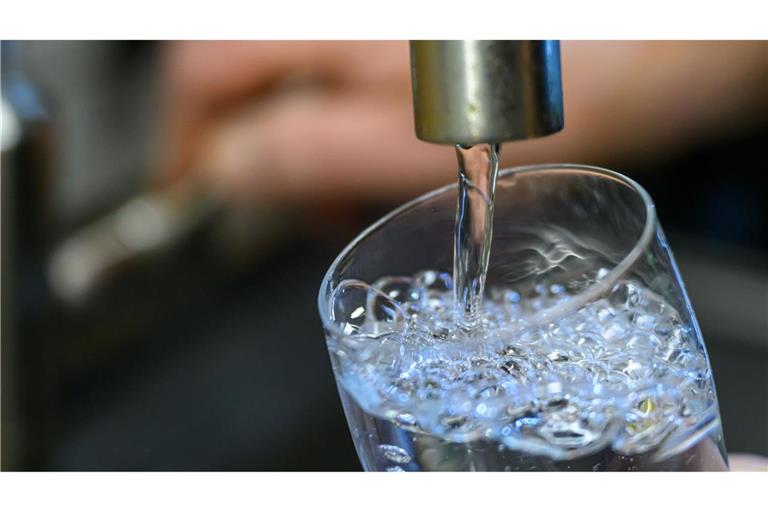Leitungswasser verunreinigt: Der Wert der Chemikalie PFOA ist derzeit zu hoch in Sinzheim im Kreis Rastatt.