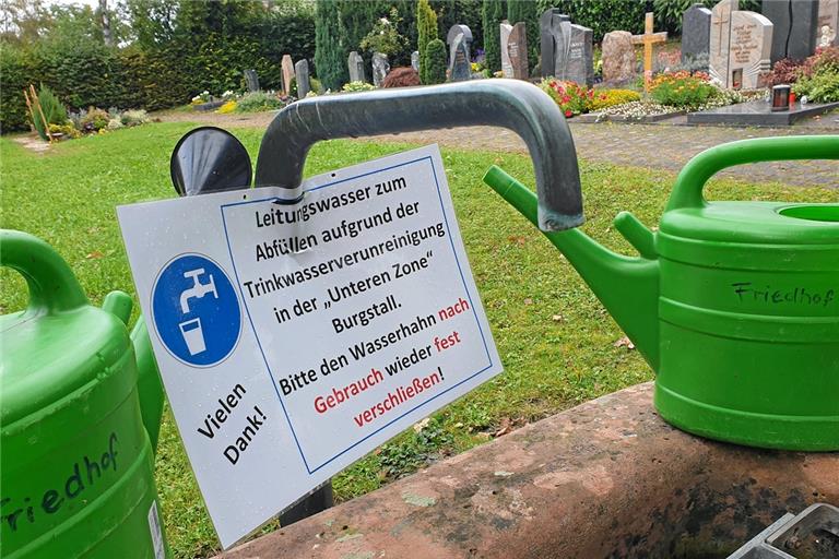 „Leitungswasser zum Abfüllen“ gibt es auf dem Friedhof in Burgstall. Foto: F. Muhl