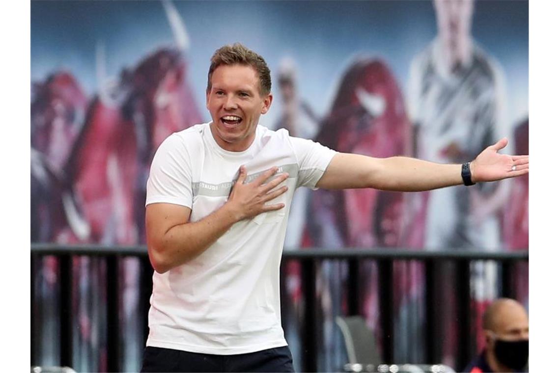 Leizpigs Trainer Julian Nagelsmann gestikuliert während eines Spiels am Spielfeldrand. Foto: Alexander Hassenstein/Getty Images Europe/Pool/dpa