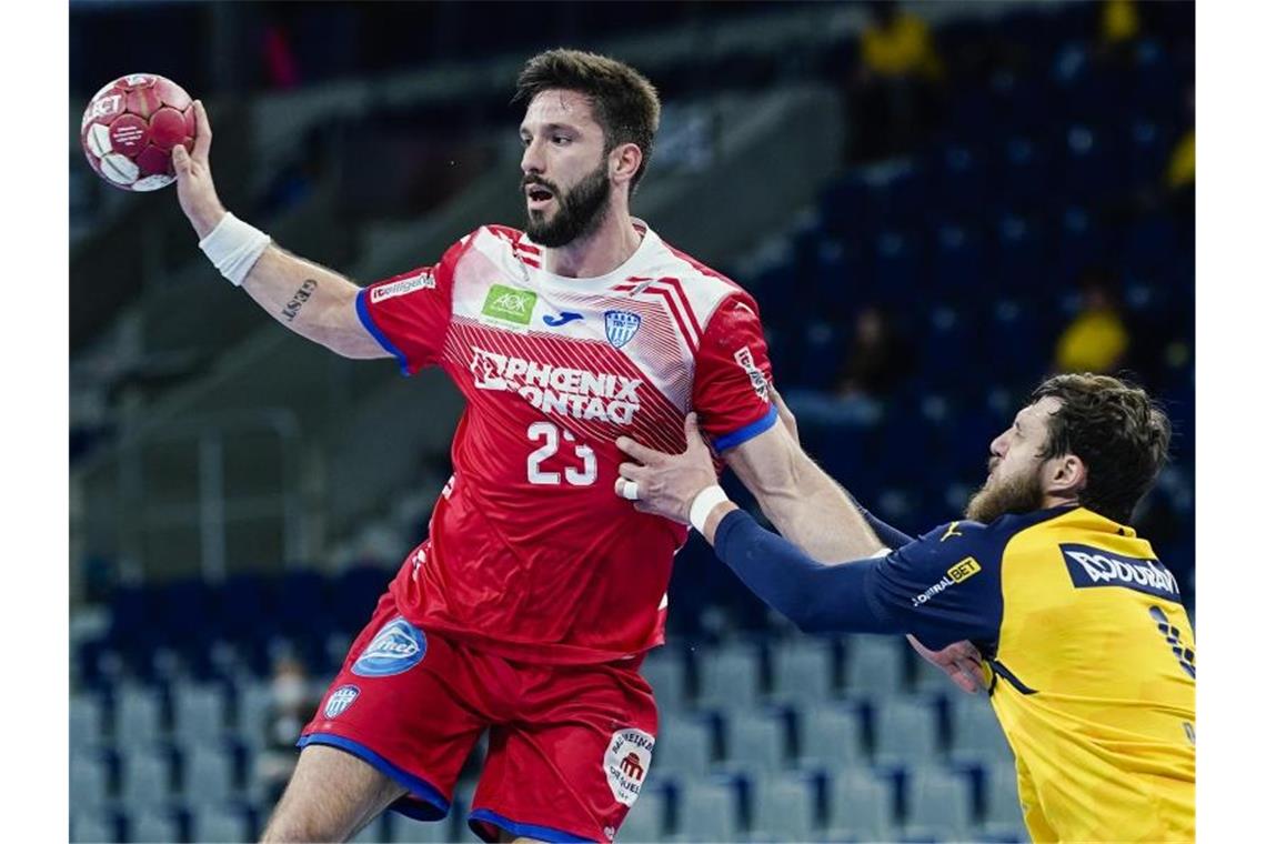 Löwen-Handballer weiter Spitzenreiter: Sieg gegen Lemgo Lemgos Tim Suton und Mait Patrail von den Rhein-Neckar Löwen (l-r.) im Duell um den Ball. Foto: Uwe Anspach/dpa