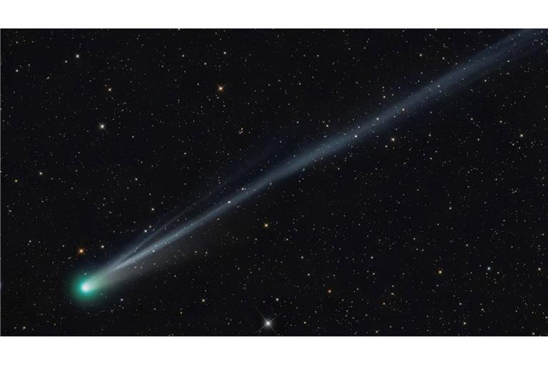 "Lemmon" zieht über den Nachthimmel.