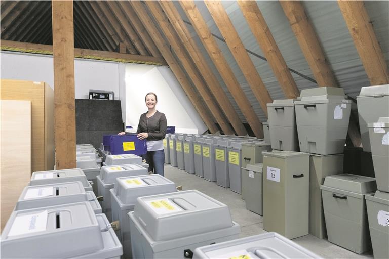 Lena Kreissl vom Haupt- und Personalamt bereitet die Wahlurnen vor, die morgen in ganz Backnang zum Einsatz kommen. Foto: J. Fiedler