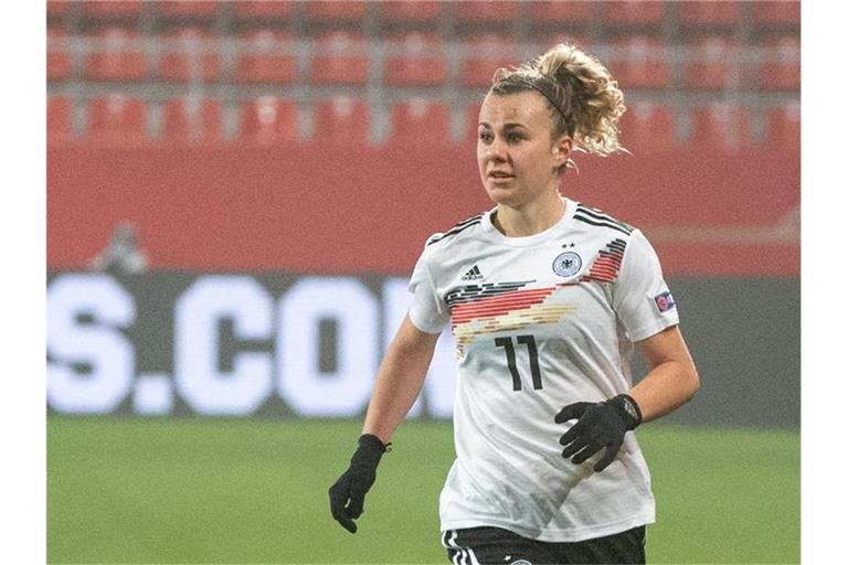 Lena Lattwein von Deutschland spielt den Ball. Foto: Matthias Balk/dpa