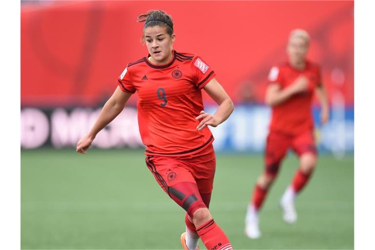 Lena Lotzen spielt den Ball. Foto: Carmen Jaspersen/Archivbild