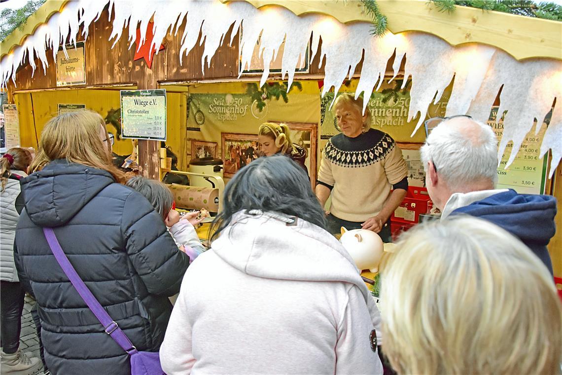 Lena-Maria und Uli Ferber beim Stollenverkauf.