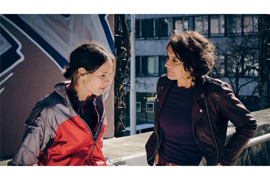 Lena Odenthal (Ulrike Folkerts, re.) will die Kollegin Stern (Lisa Bitter) immer wieder dazu bringen, die  verdeckte Ermittlung abzubrechen.