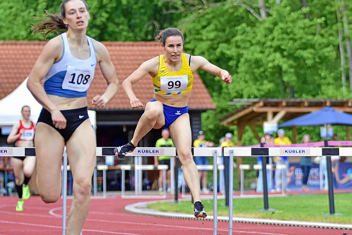Lena Schlag (rechts) läuft über 400 Meter Hürden nach 61,22 Sekunden als Zweite hinter Anne Braun (LG Kurpfalz) ins Ziel. Foto: Tobias Sellmaier