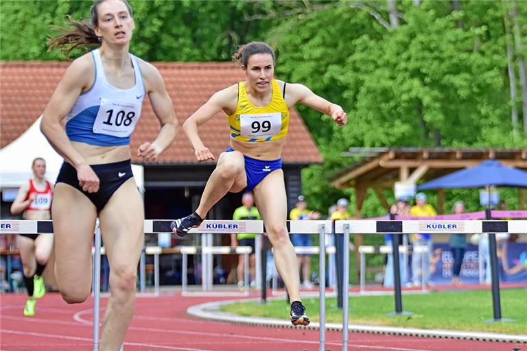 Lena Schlag (rechts) läuft über 400 Meter Hürden nach 61,22 Sekunden als Zweite hinter Anne Braun (LG Kurpfalz) ins Ziel. Foto: Tobias Sellmaier