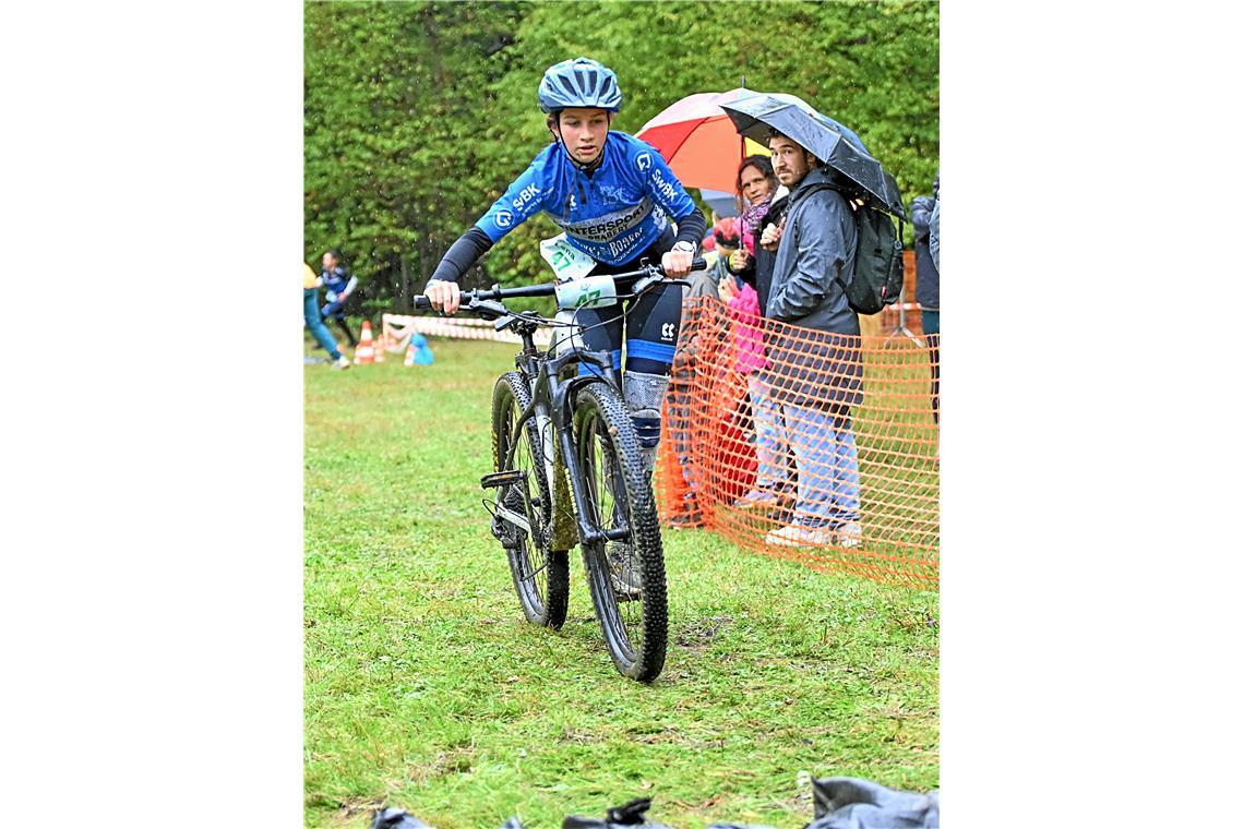 Lena Ulmer (Nr. 47) steigt vom Rad kurz vor der Wechselzone beim 4. Kindercrossd...