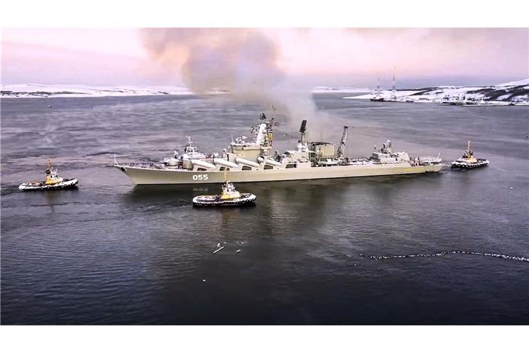 Lenkwaffenkreuzer „Marschall Ustinow“ der russischen Marine zu fährt zu einer Übung in der Arktis.
