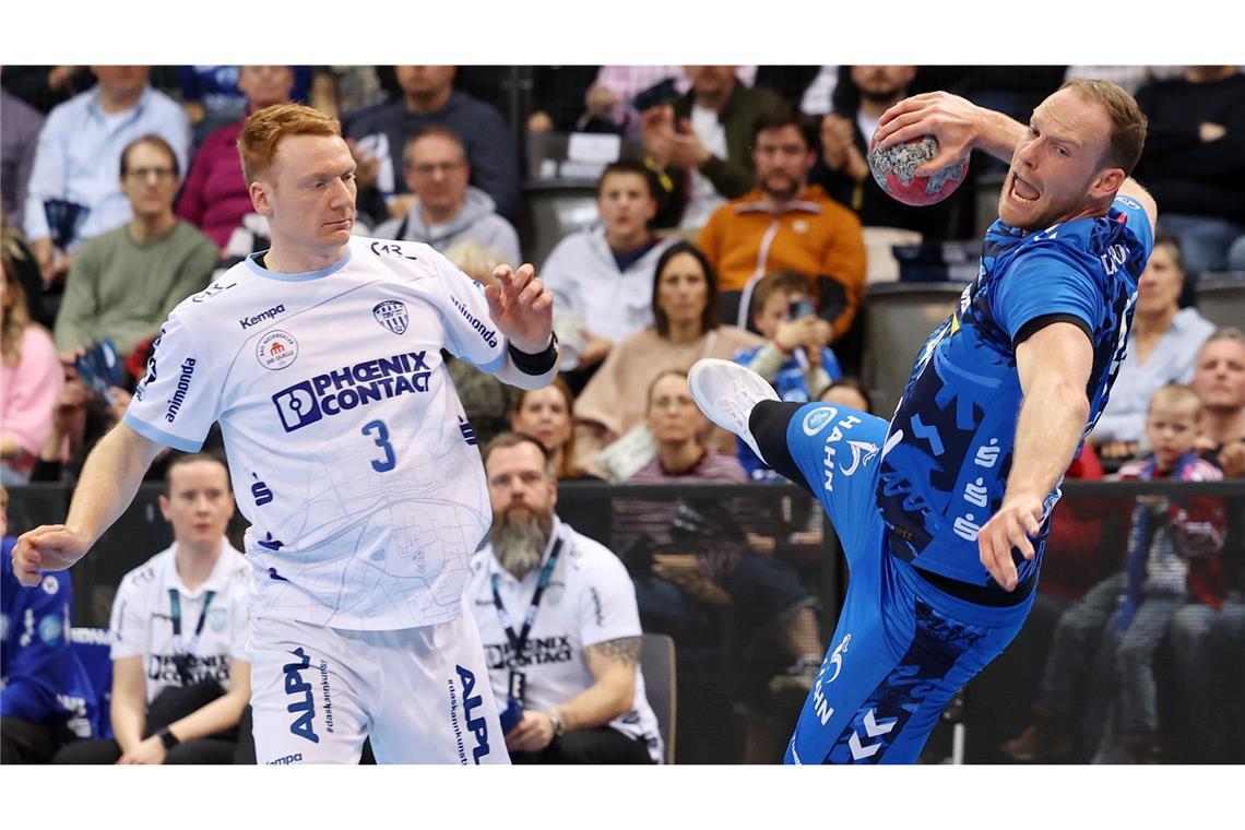 Lenny Rubin (re., gegen den Ex-Göppinger Nicolai Theilinger): Die neun Tore des Schweizers reichen nicht zum Sieg für den TVB Stuttgart.