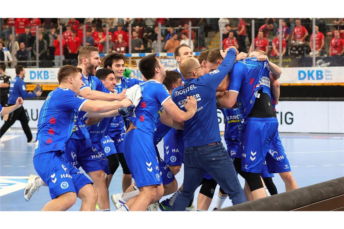 Lenny Rubins Gewaltwurf entscheidet Handball-Derby Lenny Rubin wird gefeiert.