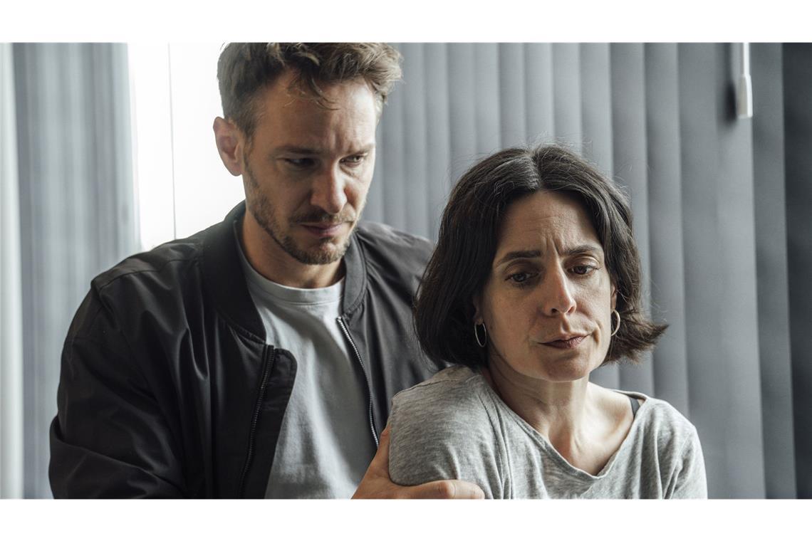 Leo Hölzer (Vladimir Burlakov) versucht die Kollegin Baumann (Brigitte Urhausen) zu beruhigen.