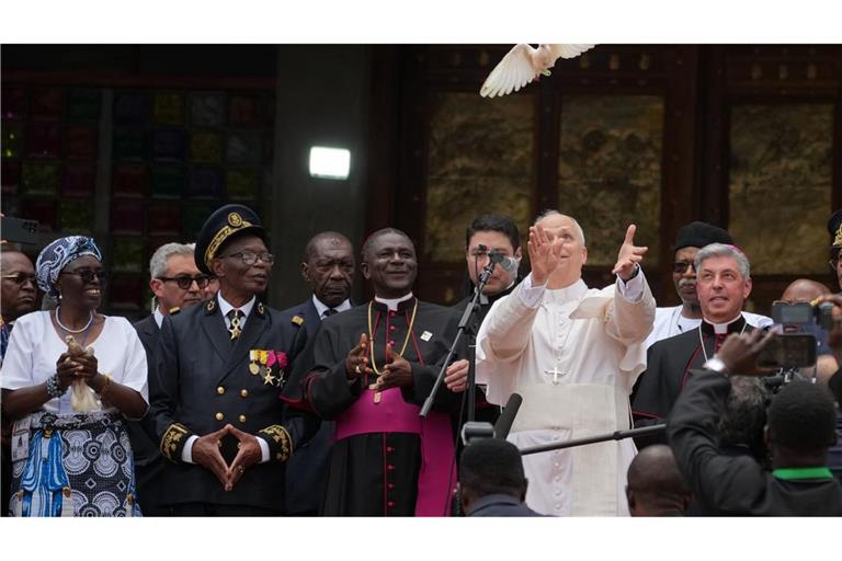 Leo ist seit Mai vergangenen Jahres Oberhaupt von weltweit 1,4 Milliarden Katholiken. In Bamenda lässt er eine weiße Taube fliegen.