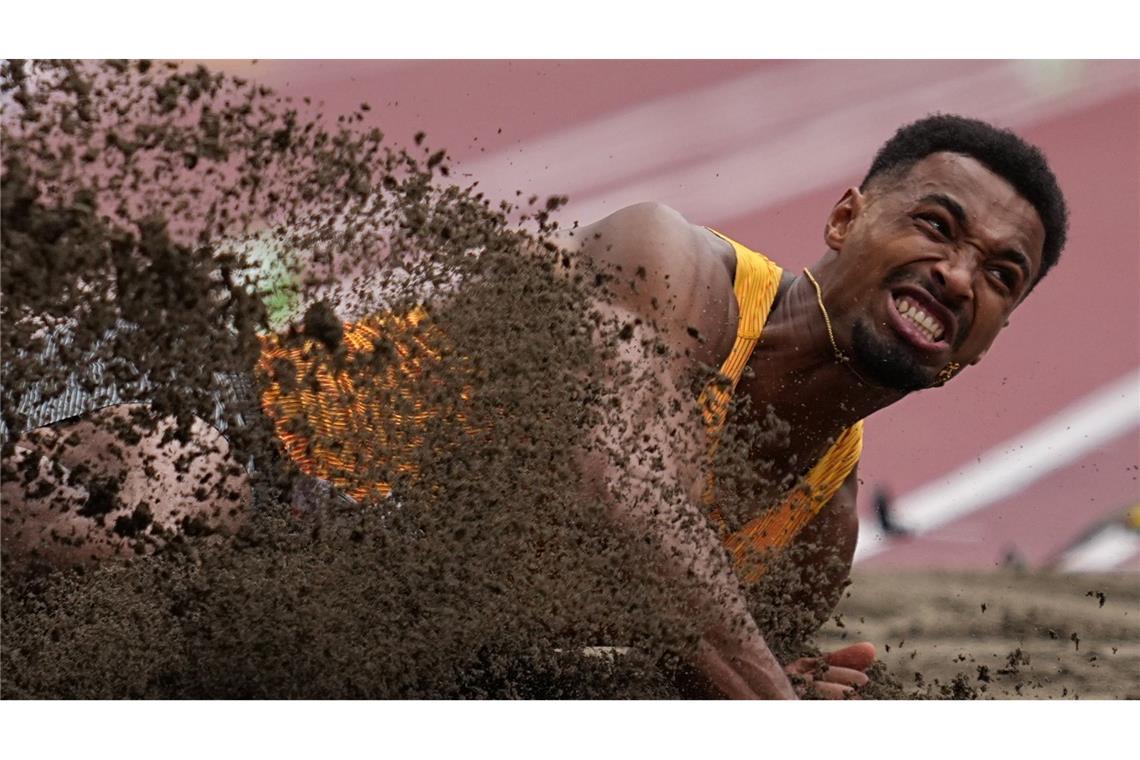 Leo Neugebauer aus Deutschland landet bei der WM in Tokio im Sand.